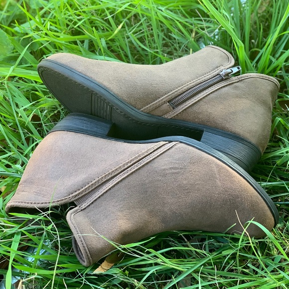 Women's Time and Tru Bootie Ankle Brown Boot New - Picture 2 of 11